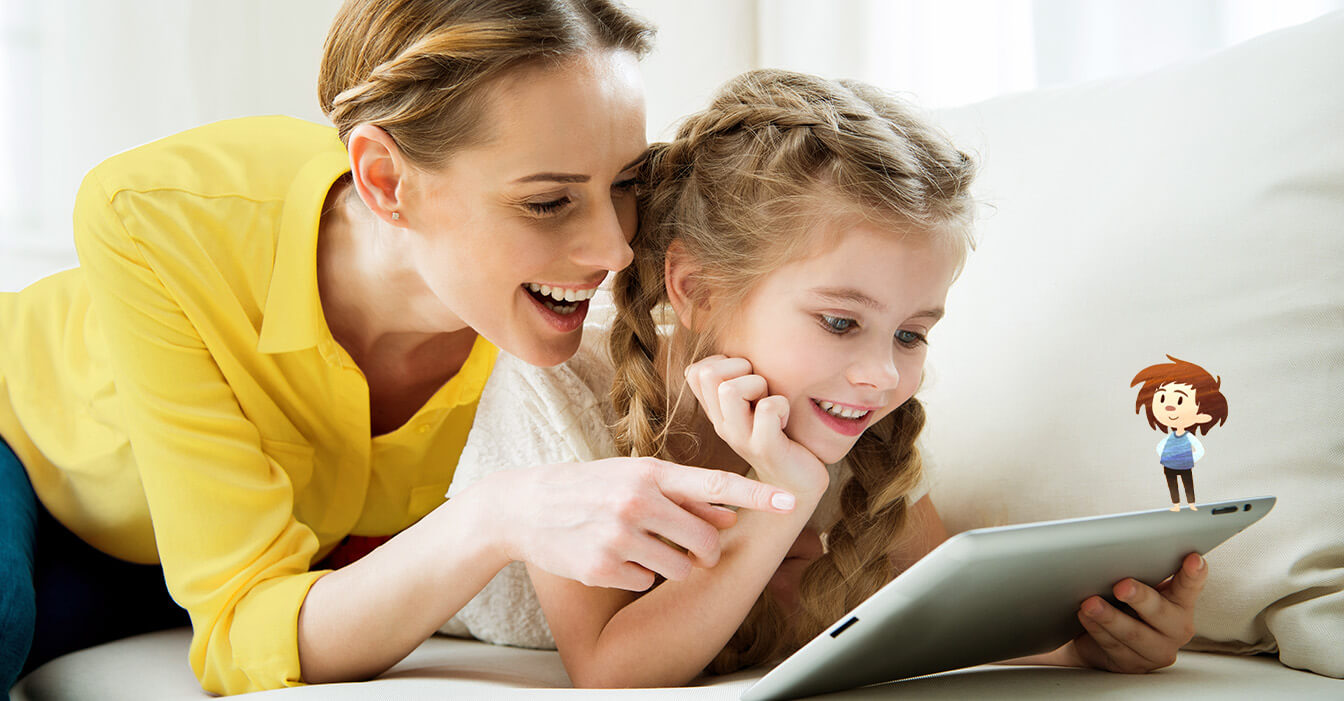 Eine Frau in einem gelben Hemd und ein kleines Mädchen, das ein Tablet hält, schauen zusammen lächelnd auf den Bildschirm, auf dem eine Zeichentrickfigur zu sehen ist.